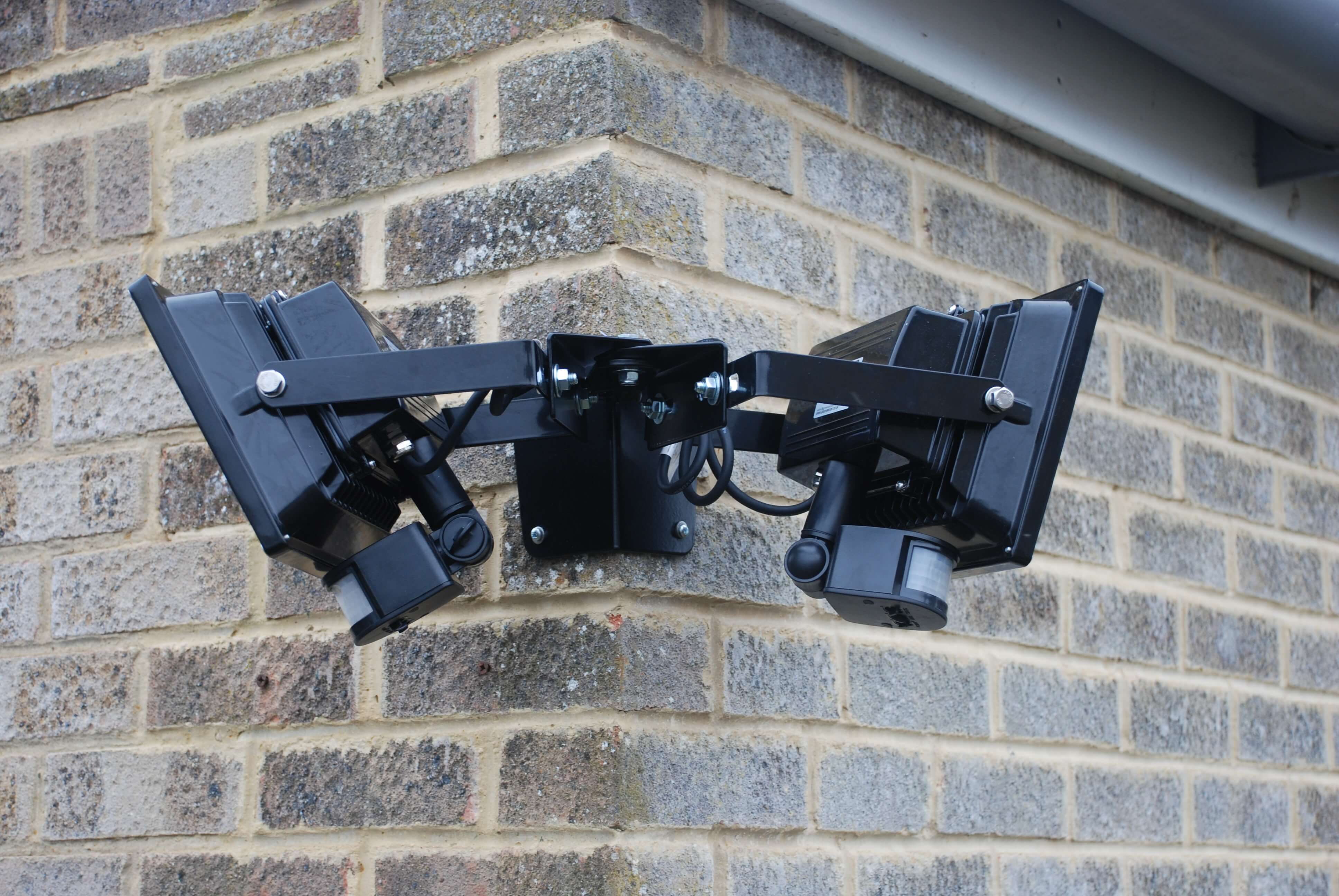 Twin Adjustable Corner Mounted Bracket (Medium)