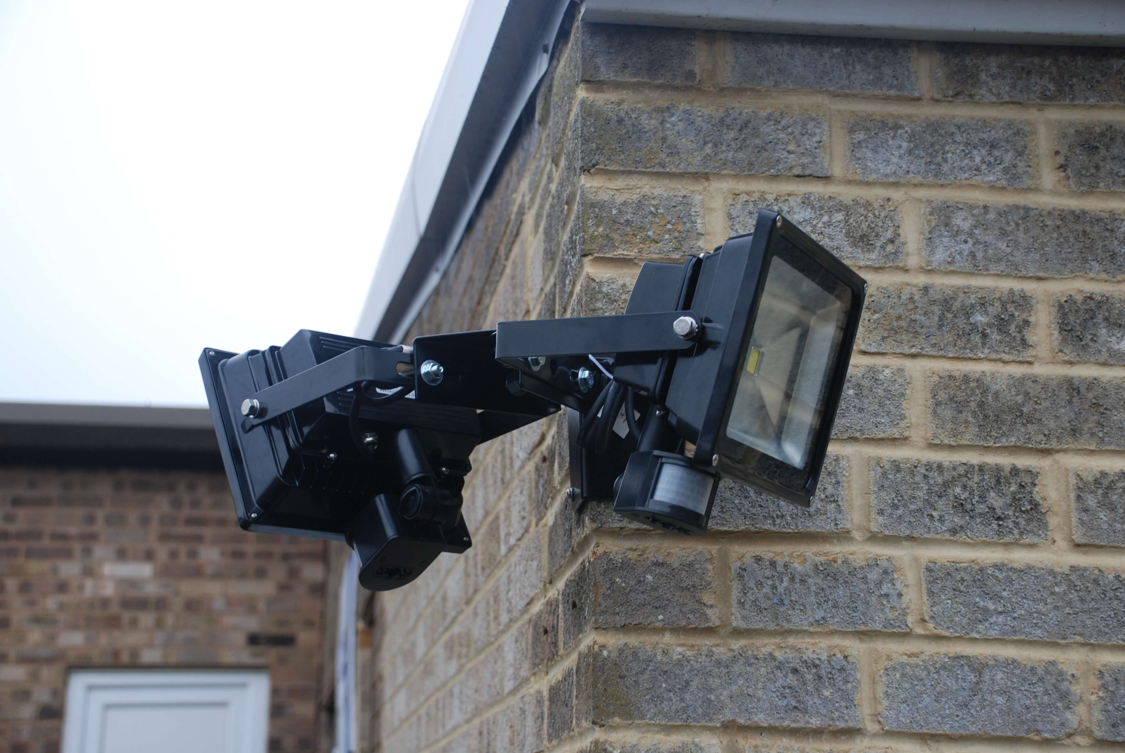 Twin Adjustable Corner Mounted Bracket (Medium)